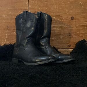 Classic Black Ariat Roper style boots - Size 6 1/2